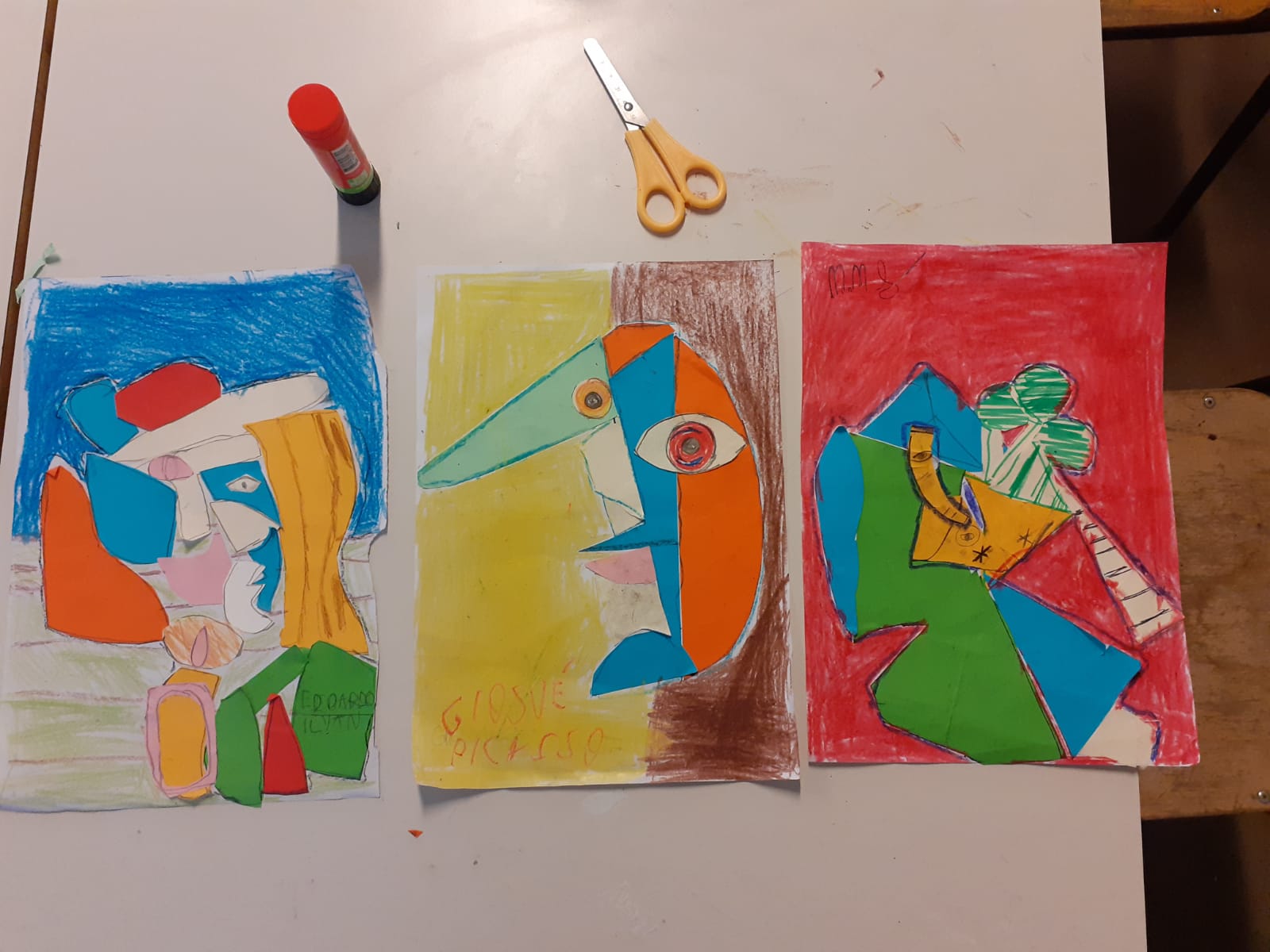 Fogli decorati con la tecnica del collage e in stile Picasso.