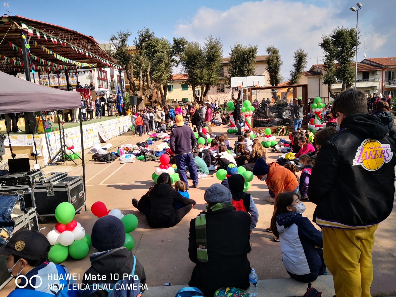 Una piazza piena di scolaresche e altre persone di fronte al palco della manifestazione C'è chi dice no