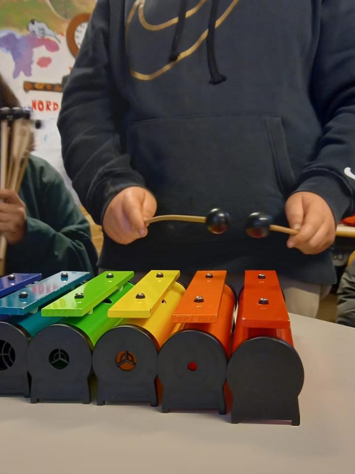 Un bambino suona lo xylofono