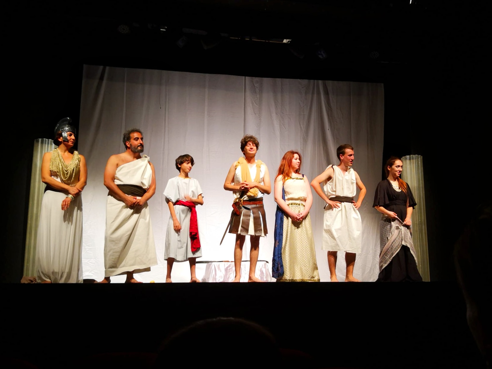 Attori sul palcoscenico alla fine dello spettacolo (Odissea)